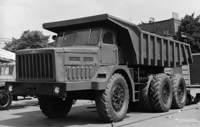 Чудовище весит 40 тонн и “ест” 200 литров бензина на 100 километров