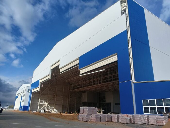 Это огромная покрасочная камера в Минске, в которой красят Боинги