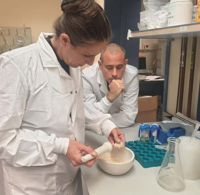 Соучредители Ади Йехезкели (слева) и Ади Ленгель экспериментируют с порошкообразной аквафабой. Фото предоставлено Фабумином