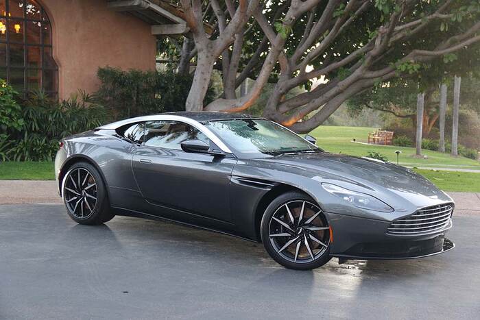 На каких машинах ездит звезда сериала "Слово пацана" Иван Янковский