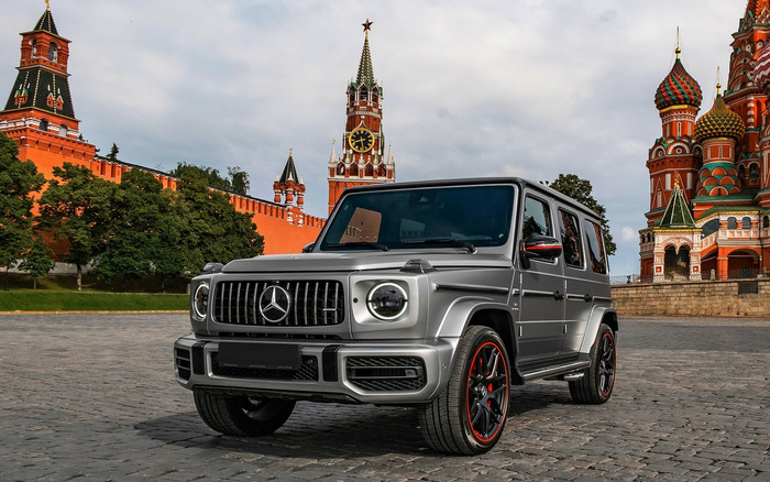 На каких машинах ездит звезда сериала "Слово пацана" Иван Янковский