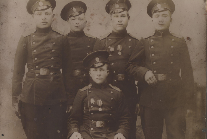 Дмитрий Поварнин (сидит). Фото из архива Ирины Глушковой, внучки ветерана Первой мировой