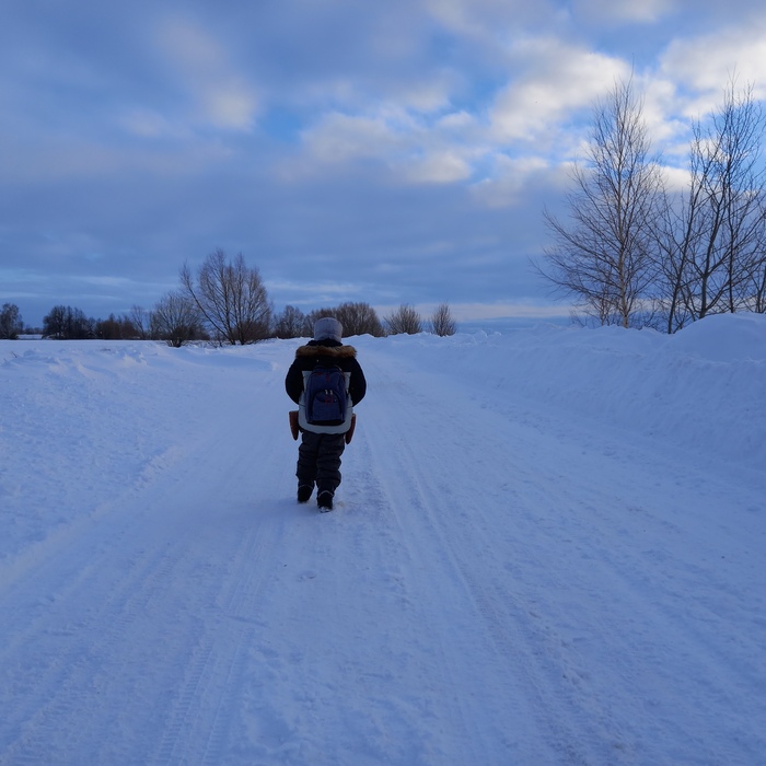 Дороги для школьных автобусов, кстати, расчищают хорошо. Не знаю, как в других муниципалитетах, но тут с уборкой снега точно обстоит дело лучше, чем в столице республики, где и дворы завалены, и троллейбусники, выйдя на линию, маются каждые 100 метров