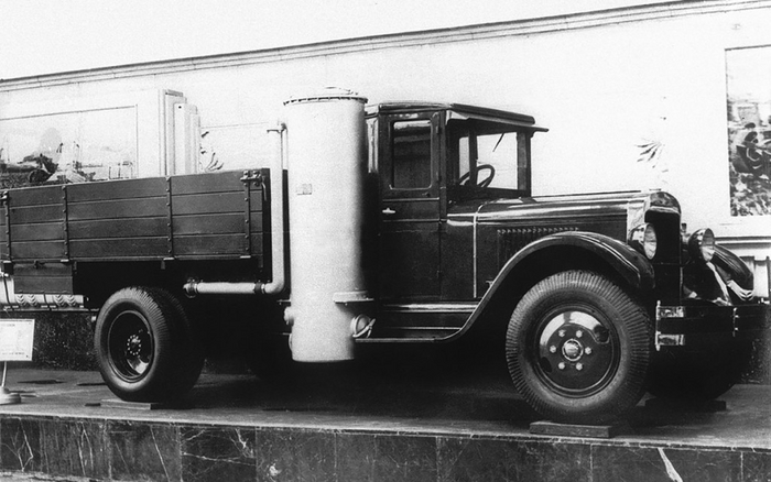 Грузовой автомобиль ЗиС-5 с газогенераторной установкой НАТИ-Г-14 получил название ЗиС-21