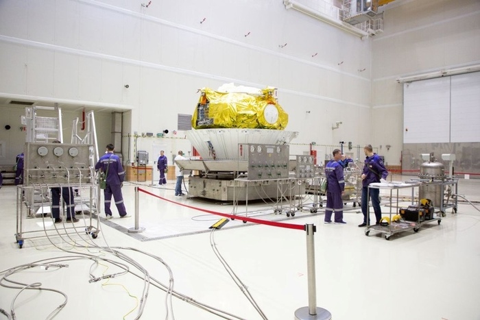 Спутник "Метеор-М" готовится к капсулированию. (Предоставлено Роскосмосом)