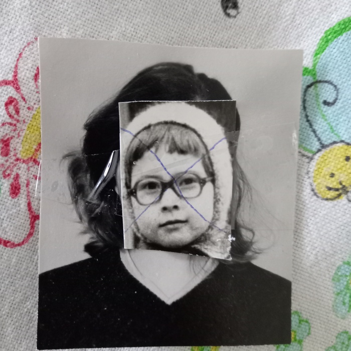 Хендмейд от младшего. Записывайте рецепт: два фото из маминого альбома, ножницы, скотч и три минуты свободного времени!