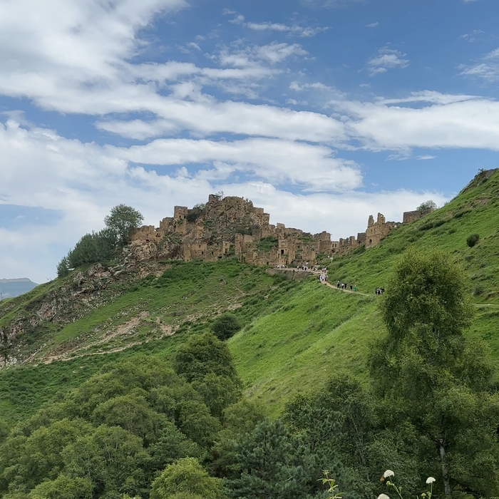 Вид на Гамсутль с тропинки.