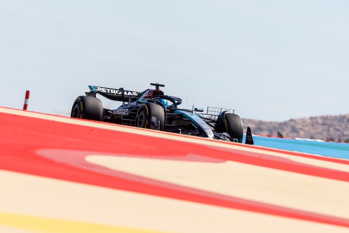 Mercedes Расселла с аэродатчиками в первый день тестов