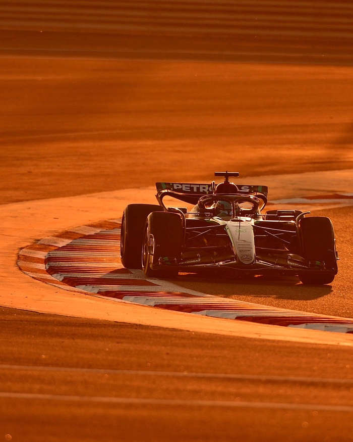 Джордж Расселл в лучах заходящего солнца