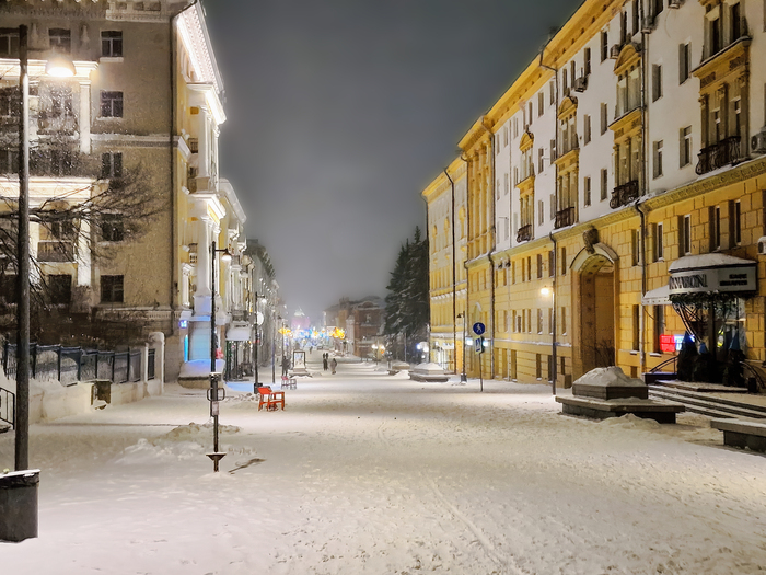 Но и ближе к полуночи встречаются единичные прохожие, спешащие, куда-то на площадь Минина. Неужели надеются уехать на автобусе?