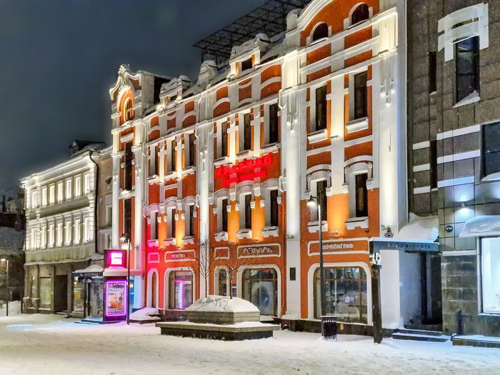 Яркий модерн. Самый яркий на всей Большой Покровской.