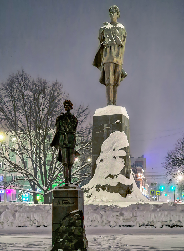 Кстати, у А. М. появился двойник — уменьшенная копия, которую можно рассмотреть близоруким людям или вообще потрогать руками.