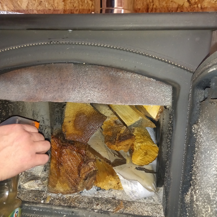 Для лучшей разгораемости наловчились опрыскивать отработкой. Лайфхак от нас, пользуйтесь на здоровье!