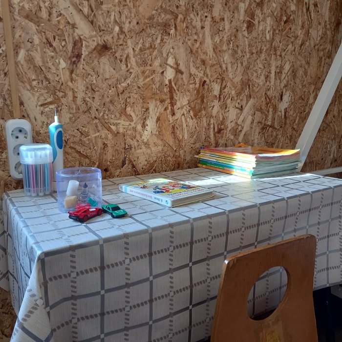 Первое, что сделали в бытовке: детское рабочее место. Делать уроки - это святое!