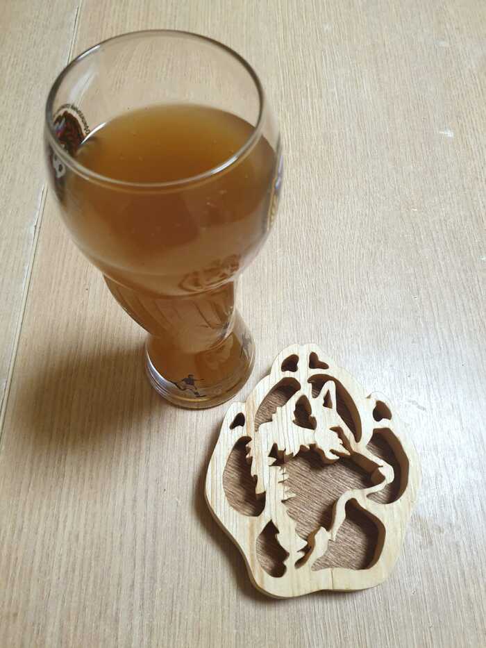 Сам я давно не пью пива, еле отыскал дома бокал и налил квас.