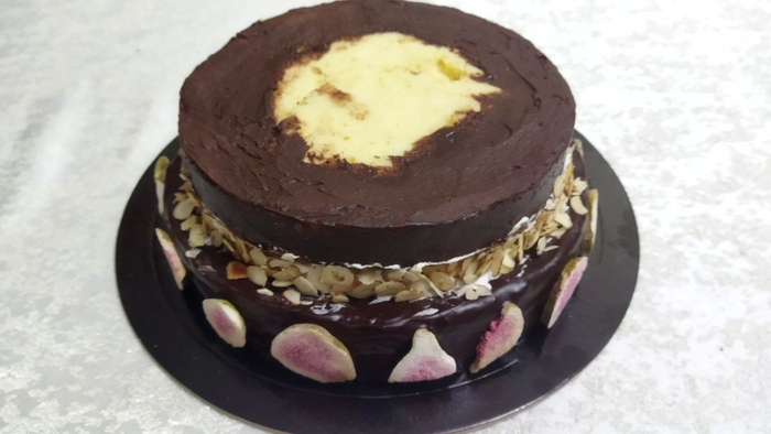 второй корж уже на основе песочного теста, покрытый шоколадной глазурью