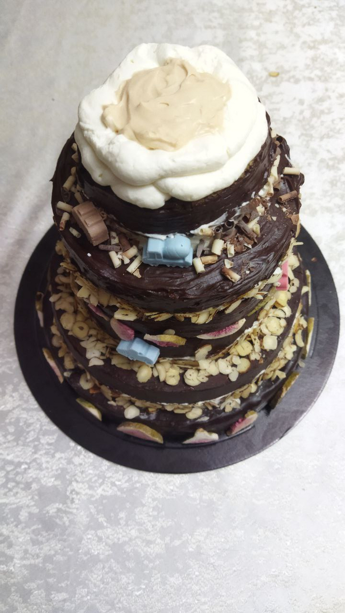 выкладываем по кругу крем и внутри крем из варёной сгущенки.