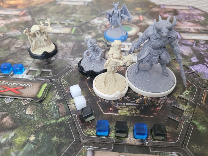 Кусочек игрового поля с парой миниатюр