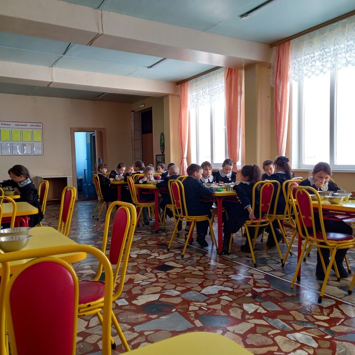 Текст, как я поняла, на пикабу принято разбавлять картинками. Поэтому - "их есть у меня". Это - школьная столовая. По-моему, миленькая. Детям нравится, едят почти все и почти всё. Чисто, вкусно... Что еще надо?!