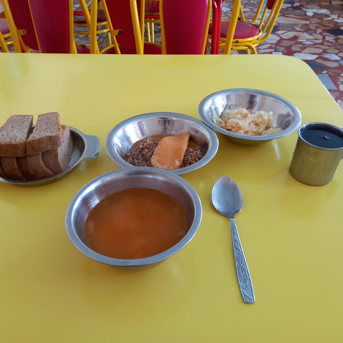 Продолжая тему столовой: это то, что было сегодня на обед. Это - моя (учительская) порция. Детская порция, вроде, так же выглядит, если что.