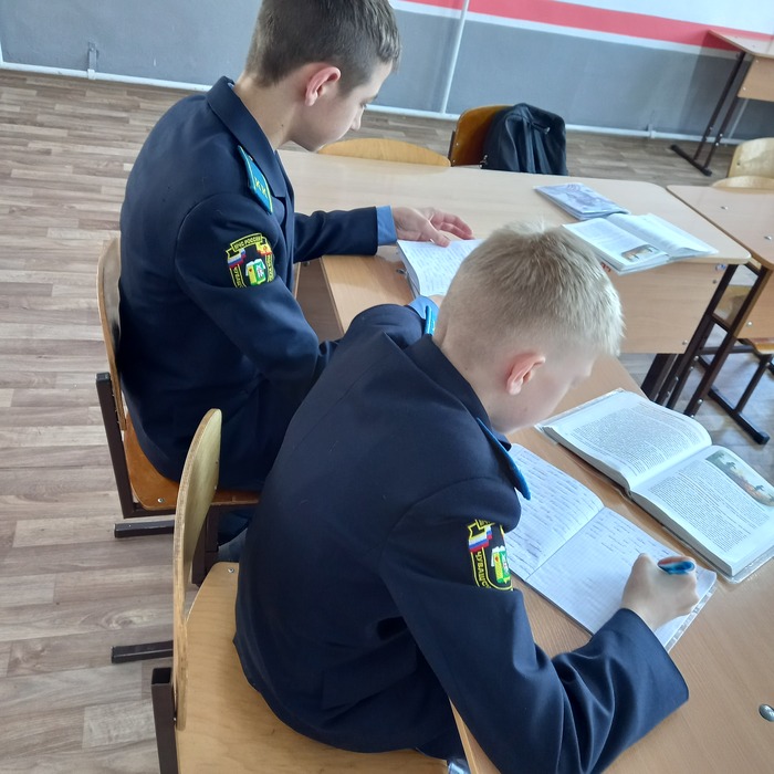 А, да, кстати. Еще кадетов в школе много. Вот в такой форме в школу ходят. Фото тоже в качестве иллюстрации. На фото: два умненьких (без лести!) мальчика из наших.