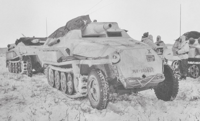 Легкие пехотные орудия (75-мм) в мотопехотных полках на БТР тоже не сказать чтоб были безумно бронированы. Но способы применять их в атаке как-то находились