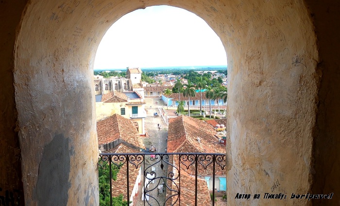 Вид на Plaza Mayor с колокольни монастыря Святого Франциска Ассизского (Belltower, Convento de San Francisco de Asis). Настоящая Куба. Тринидад - город на Кубе. Сентябрь 2023