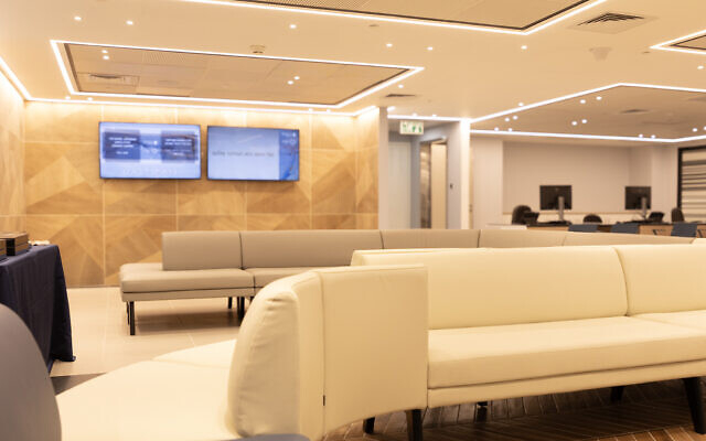 Приемная и зона ожидания в новой «мини-госпитале» для амбулаторной хирургии в Тель-Авивском медицинском центре Сураски, больница Ихилов, февраль 2024 г. (Дженни Йерушалми)