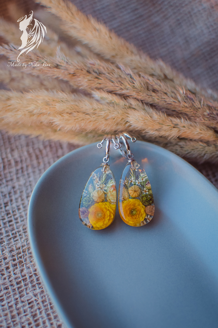 Серьги с лютиком махровым и разнотравьем