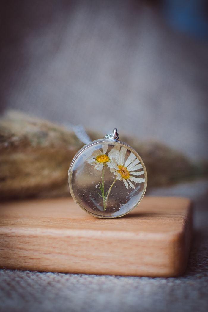 Кулон с мини-ромашками