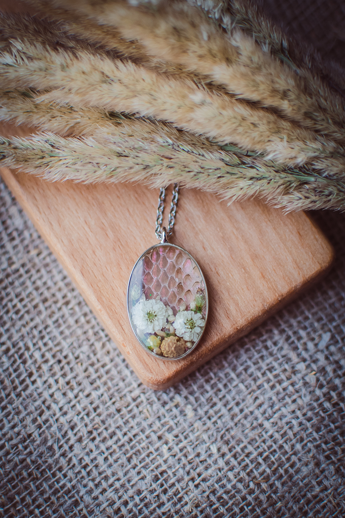 Кулон с белой жемчужницей на подложке из кожи змеи