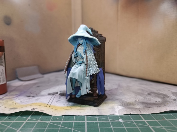 Книги под накидкой всё же видно