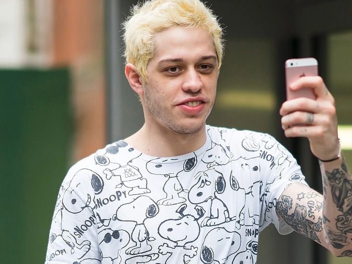 Обратите внимание на фотографию Пита Дэвидсона. Не очень то привлекательный, правда.