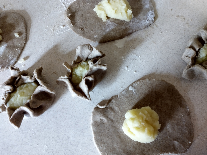 Выкладываю на противень, и в духовку на 200 градусов на 30 мин. у меня получилось.