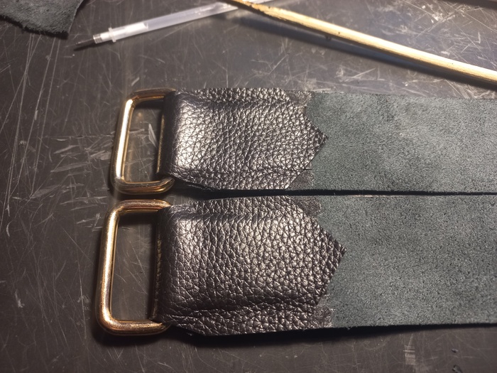 В полосу вклеивается плотная кожа