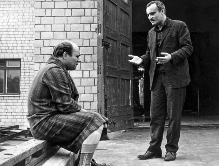 Кто такой загадочный актёр эпизодов Р.Хобуа в комедиях Данелии и почему он ни разу не появился в кадре? Биография, Советское кино, Советские актеры, Георгий Данелия, Юмор, Истории из жизни, Интересные факты о кино, Актеры и актрисы, Знаменитости, Классика, Telegram (ссылка), Длиннопост, Фильмы