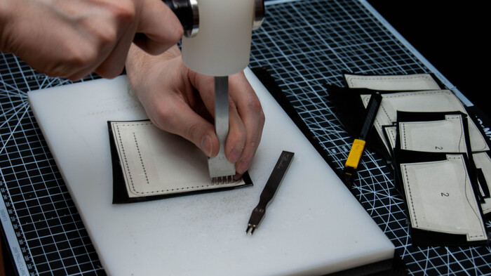 Начинаю процесс пробивания отверстий, шаг пробойников 3,85 мм. Спец. плита из пластмассы низкого давления (ПНД), который не должен сильно тупить инструмент. Из этого пластика делают доки для кухни.