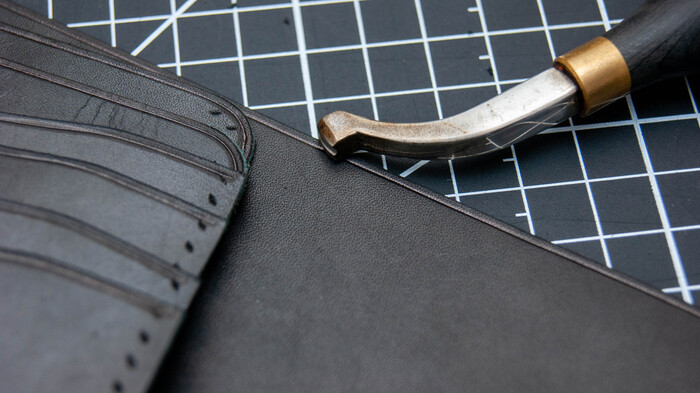 Спец. инструментом кризером ( нагревая его) делаю биговку кожи. Это декоративная отделка кожи. Мне нравится и многие именитые мастера точно так же делают. Тоже хочется быть именитым мастером)