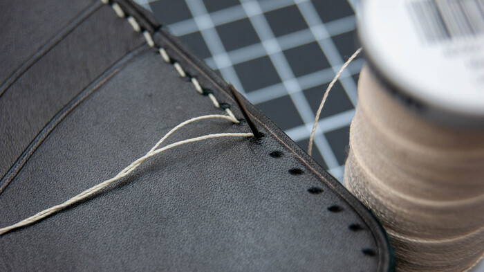 Потом что нужно склеиваю и начинаю процесс ручного шитья в две иглы. Нитки толщиной примерно 0,4 мм. Использую немецкие, сам вощу их, нитки.