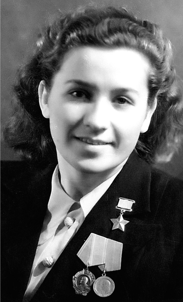 Надежда Троян связная, разведчик и медсестра партизанских отрядов "Сталинская пятерка" "Буря" и бригады "Дяди Коли" (командир – Герой Советского Союза Петр Лопатин). В разведке ей помогало знание немецкого языка, на котором она говорила без акцента