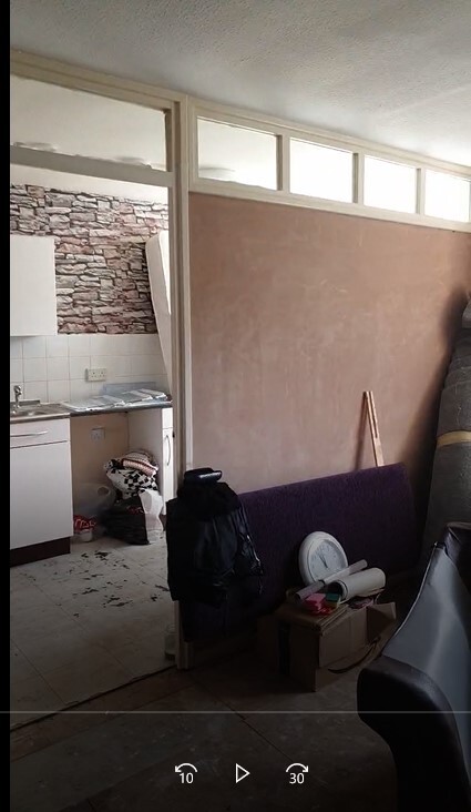 Новые жильцы только въезжают.