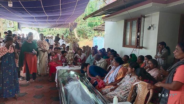 Яркая одежда тракториста привлекла внимание слона-убийцы в Индии