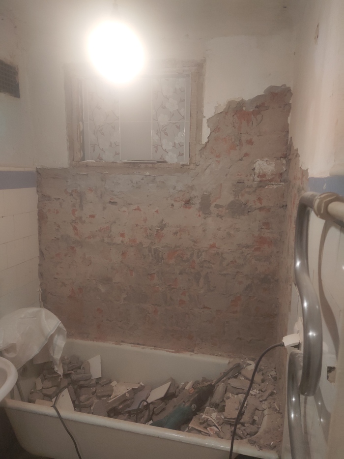 Главное сразу дверь не снимать в ванной. Иначе не где будет спрятаться от пыли)