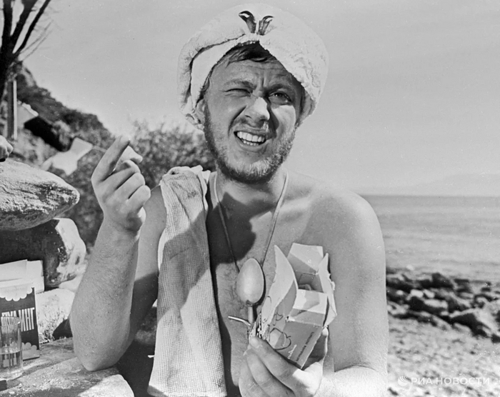 Одной из первых работ Андрея Миронова в кино стала роль Романа в фильме "Три плюс два" 1963 года