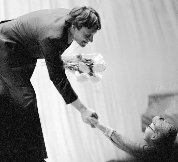 Сказать, что его любили женщины, - не сказать ничего. Любовь поклонниц к Миронову, восхищение его талантом были поистине неизмеримы