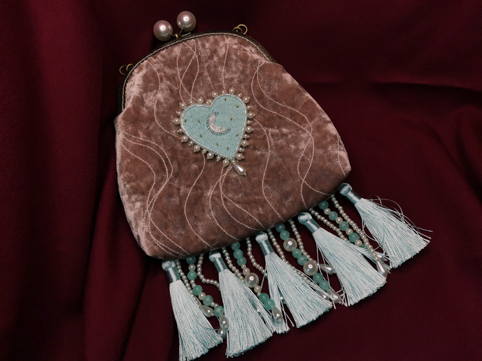 Вот так должно было быть. Но в любом случае, при желании, брошь можно прикрепить на сумку.