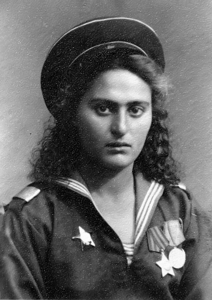 Санинструктор 83-й отдельной морской стрелковой бригады старший сержант Валентина Клова