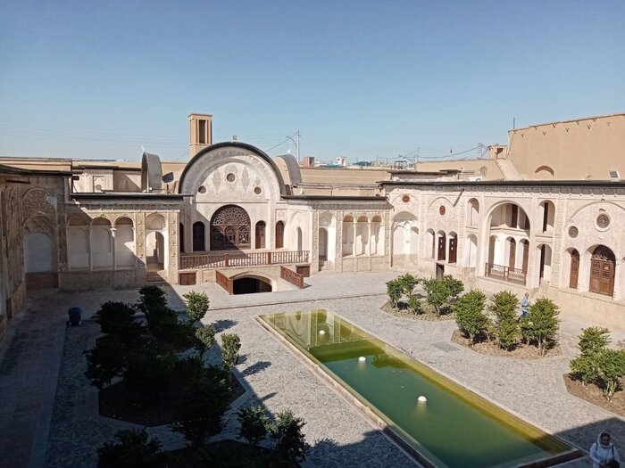 На территории дома Табатабаи