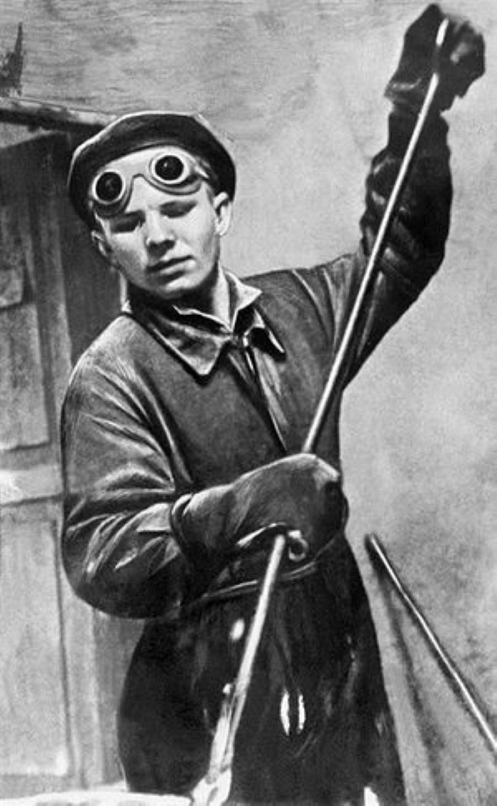 После окончания училища, Гагарин окончил Саратовский индустриальный техникум и перед призывом в армию работал по специальности