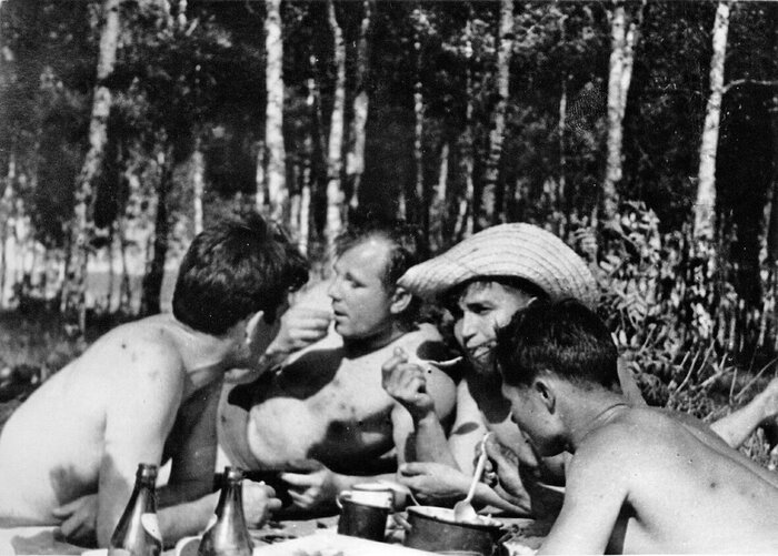 Знаменитый пикник космонавтов где-то рядом с Долгопрудным, 1963
